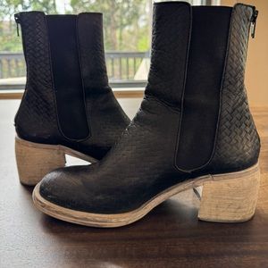 Free People Essential Chelsea Boot — Black size 7.5